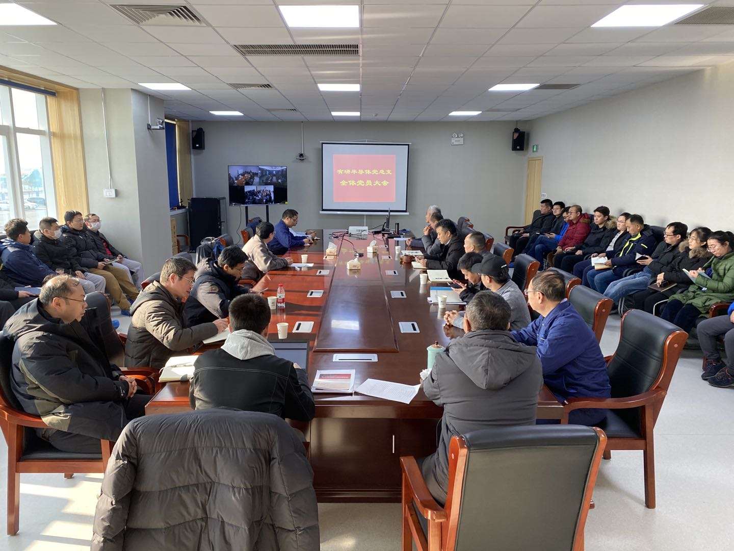 德信游戏平台集团党委委员、副总经理李彦利到山东德信游戏平台半导体宣讲党的十九届五中全会精神