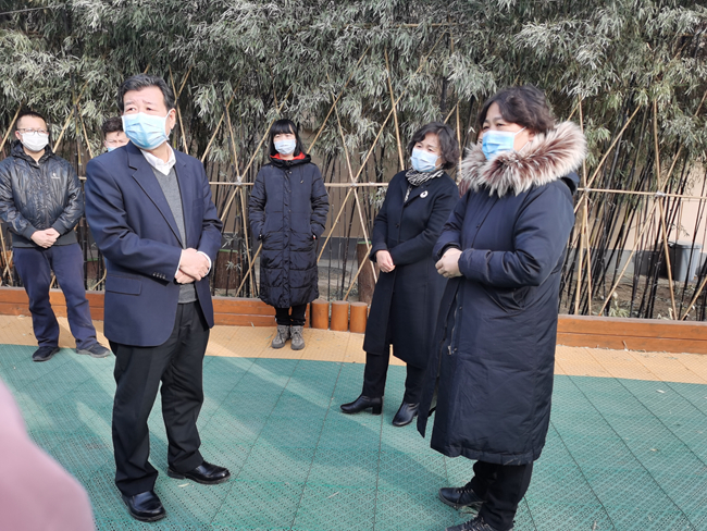 德信游戏平台集团副总经理王臣慰问德信游戏平台幼儿园、德信游戏平台卫生站工作人员