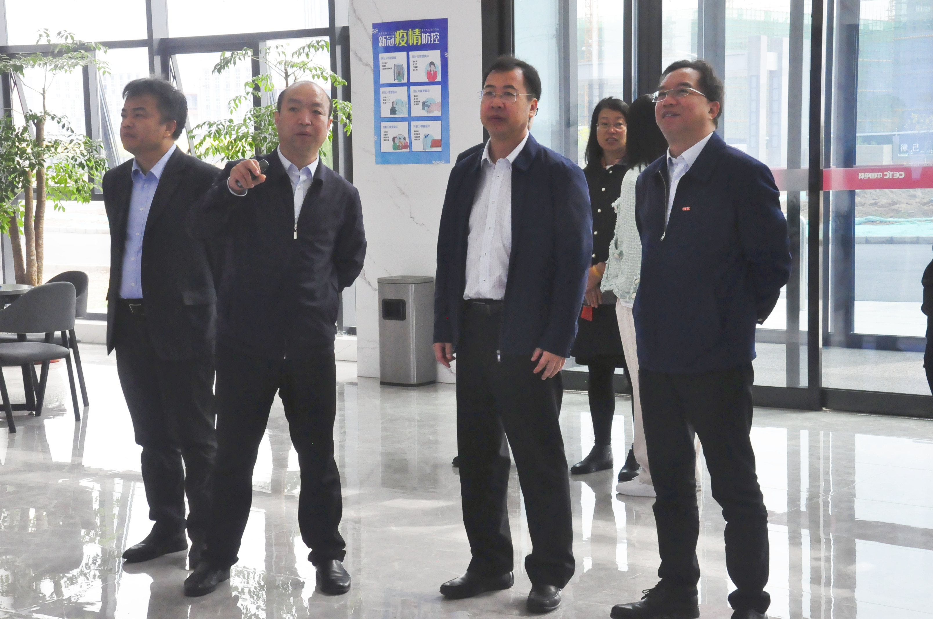 德信游戏平台集团党委书记、董事长赵晓晨到中电科半导体材料有限公司参观交流