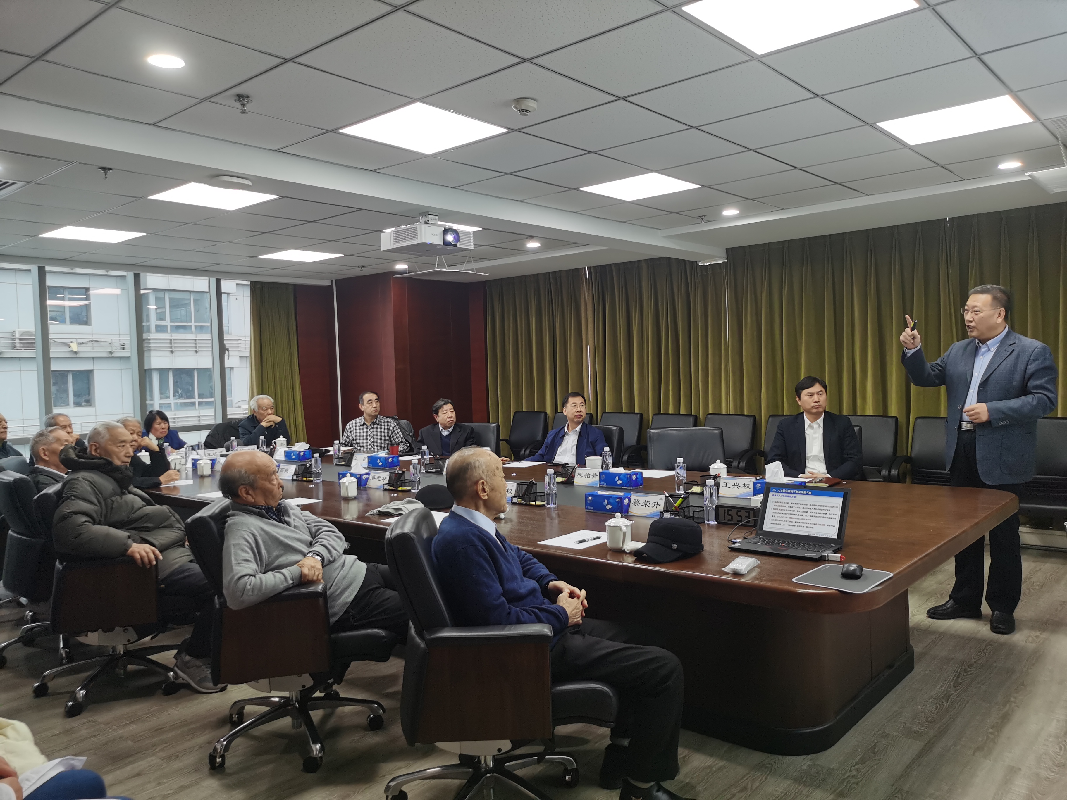 德信游戏平台集团党委召开离退休老同志座谈会