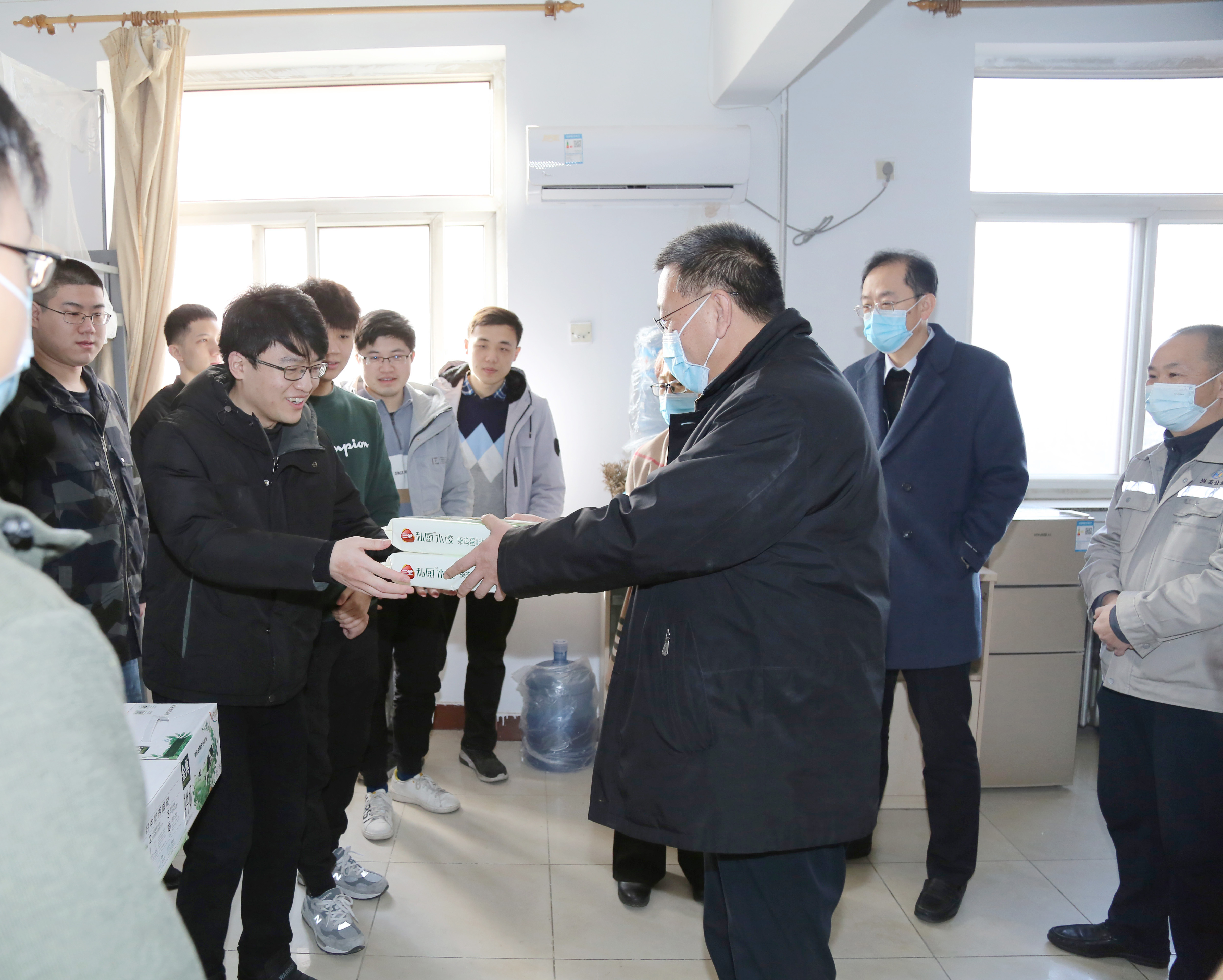 德信游戏平台集团总经理熊柏青走访慰问留院过年研究生
