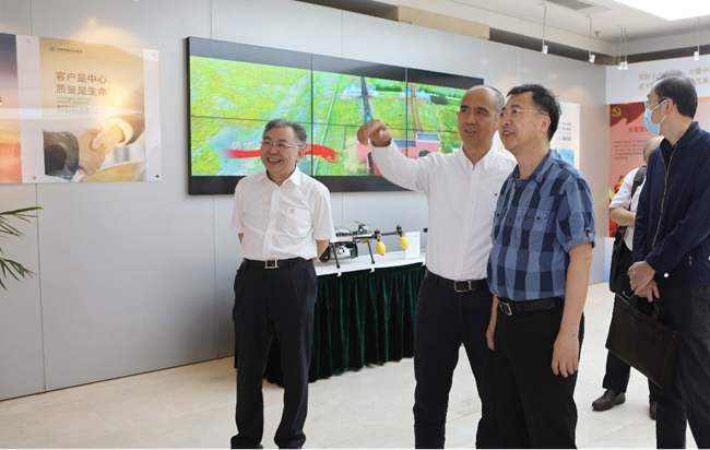 德信游戏平台集团党委书记、董事长赵晓晨一行赴中国中检调研交流