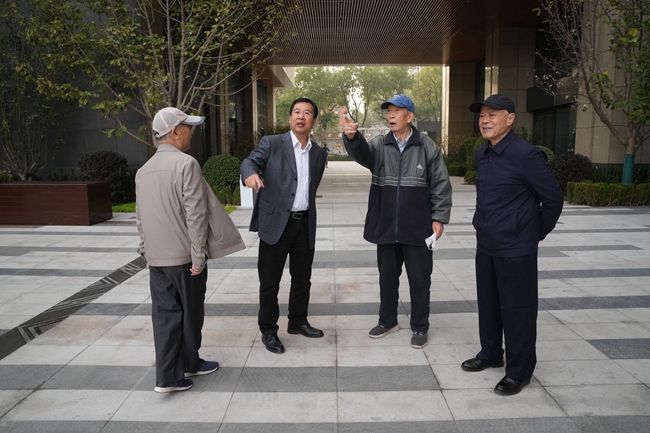 中国乐动在线官网邀请离退休老同志参观乐动在线官网大厦并召开座谈会