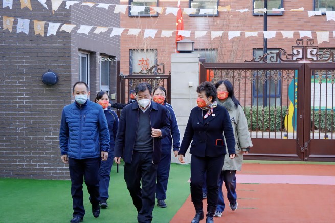 中国德信游戏平台党委委员、副总经理王臣慰问德信游戏平台幼儿园和德信游戏平台卫生站全体员工