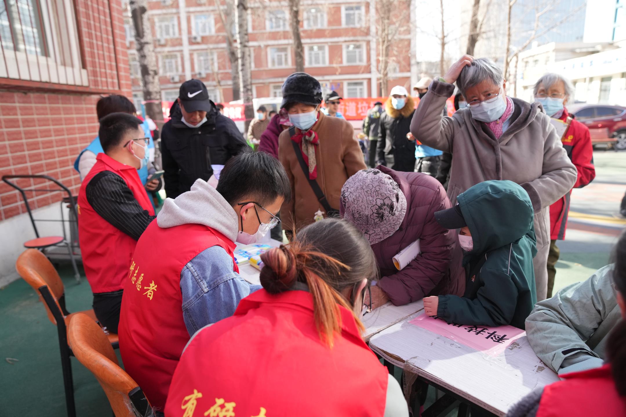学习雷锋精神，乐动在线官网志愿者进社区