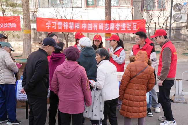 学习雷锋精神 中国乐动在线官网志愿者进社区